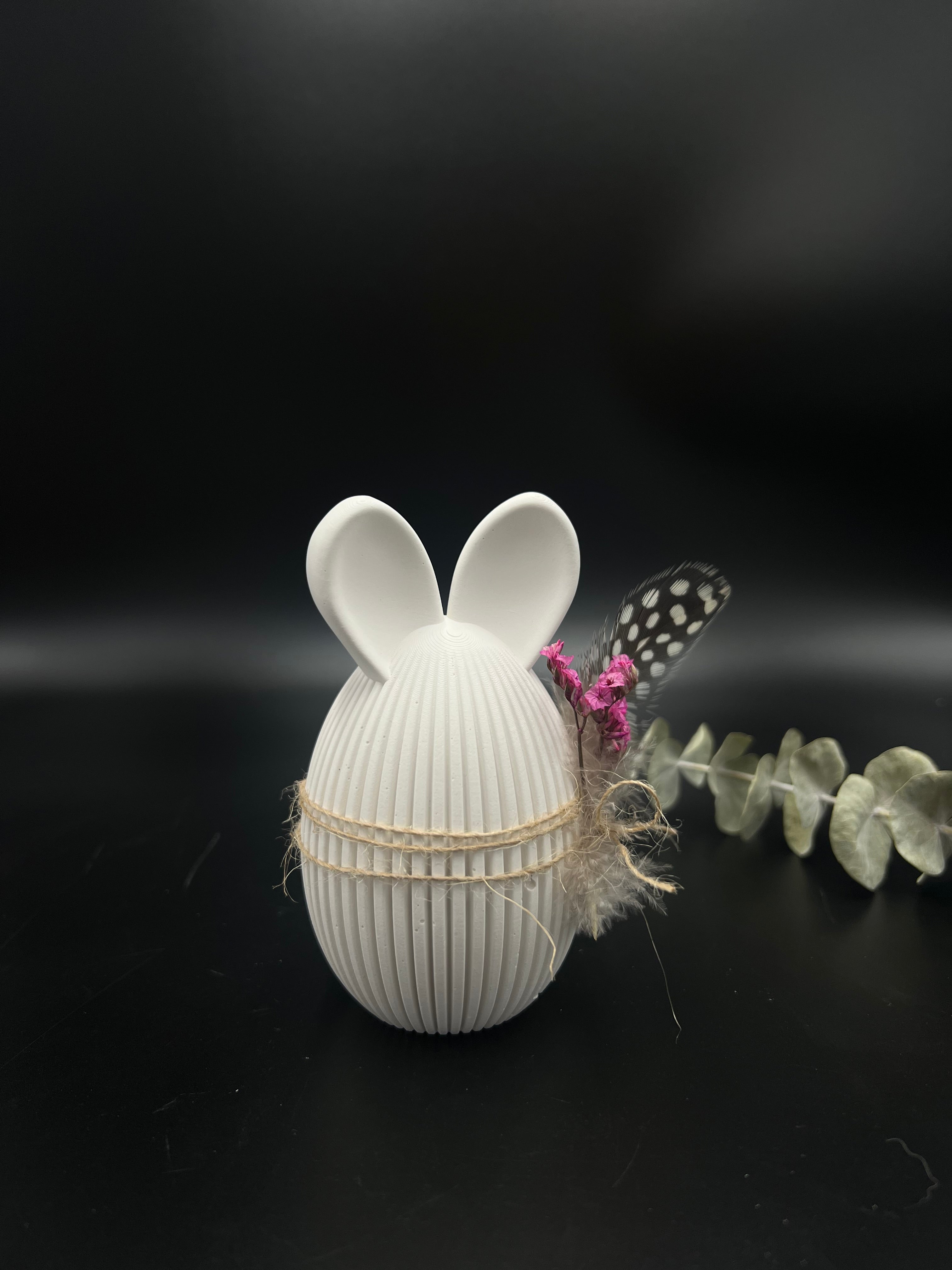 Deko-Osterei mit Hasenohren